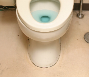 トイレの床から水漏れ(便器)